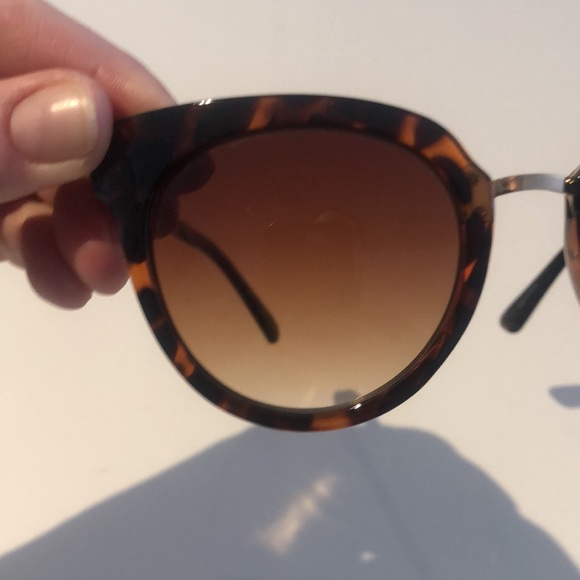 Guess Tortoise Sunglasses - Picture 4 of 6
